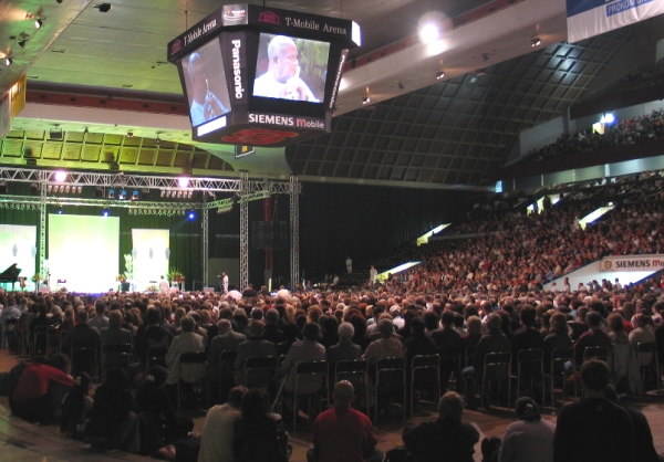 Prague concert 2004 - Sri Chinmoy.jpg